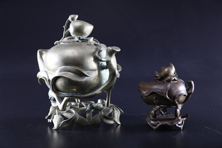 Arte Cinese Due incensieri in bronzo a forma di pesca, uno grande, uno più...