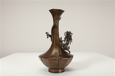 Arte Giapponese Vaso in bronzo Giappone, XIX secolo. . Cm 31,00. Poggiante su...