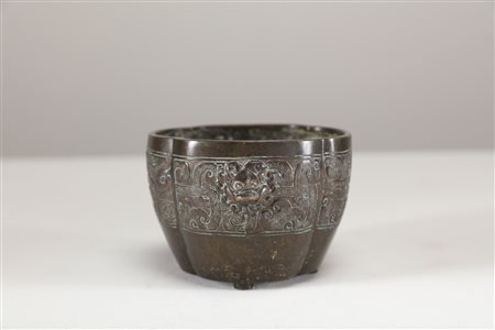 Arte Cinese Incensiere in bronzo con forma lobata e decorato con motivo...