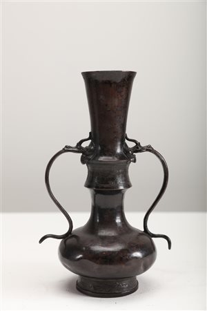 Arte Cinese Vaso in bronzo a patina scura con manici a forma di chilong Cina,...