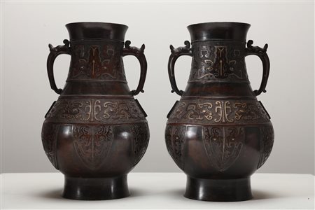 Arte Cinese Coppia di vasi in bronzo decorati con motivi di ispirazione...