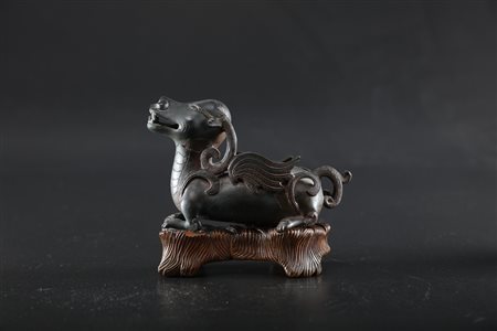 Arte Cinese Fusione in bronzo raffigurante un animale mitologico con ali,...