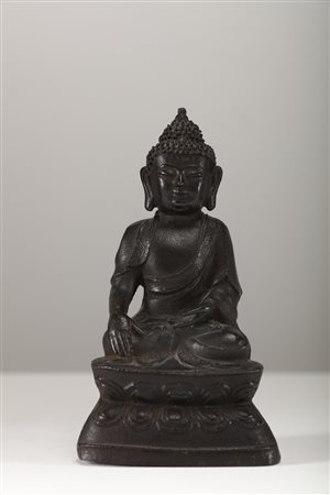 Arte Cinese Scultura in bronzo a patina scura raffigurante Buddha Sakyamuni...