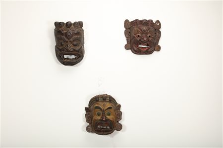 Arte Tibetana Lotto composto da tre maschere in legno intagliato raffiguranti...