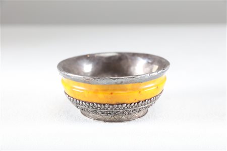Arte Cinese Coppa in ambra montata con base ed interno in argento sbalzato...