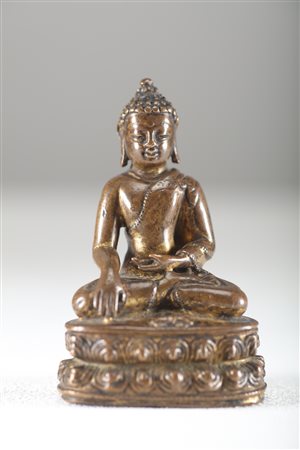 Arte Himalayana Piccola statua in bronzo dorato raffigurante Akshobya Tibet,...