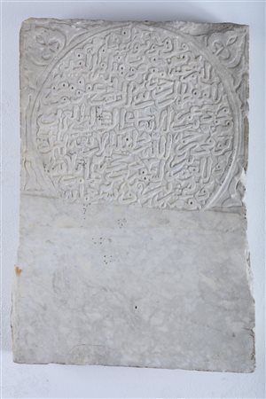 ARTE ISLAMICA Stele commemorativa in marmo bianco con epigrafe Vicino Oriente...