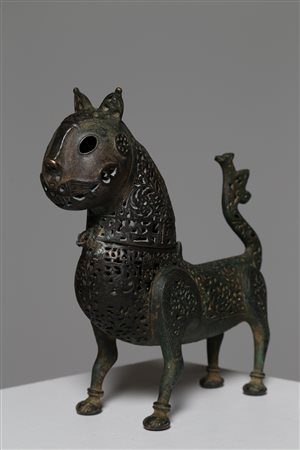 Arte Islamica Incensiere in bronzo traforato a forma di felino con tracce di...