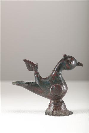 Arte Islamica Lampada ad olio in bronzo raffigurante un uccello Iran, XII...