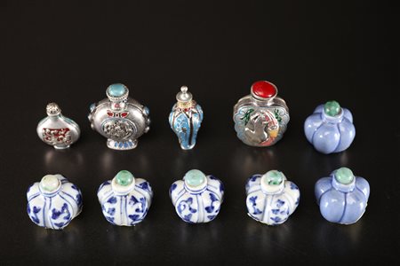 Arte Cinese Lotto composto da dieci snuff bottles in porcellana e in argento...