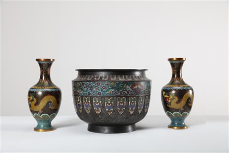 Arte Cinese Cachepot e coppia di vasi cloisonné decorati con dragoni e peonie...