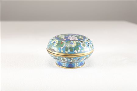 Arte Cinese Scatola tonda in metallo con decoro floreale cloisonné Cina, XIX...