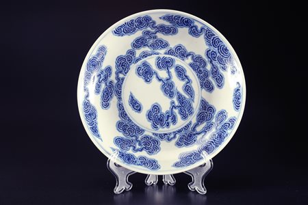 Arte Cinese Piatto in porcellana bianco/blu decorato con nuvole Cina, XIX...