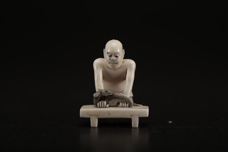 Arte Giapponese Netsuke in avorio raffigurante un uomo con un'anguilla. Firma...