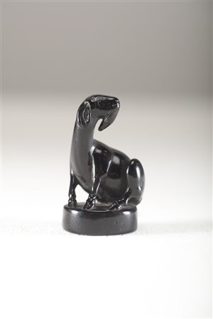 Arte Giapponese Netsuke unimatsu in corallo nero raffigurante un ariete...