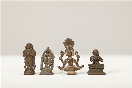 Arte Indiana Quattro bronzi devozionali raffiguranti un Orante, Vishnu e...