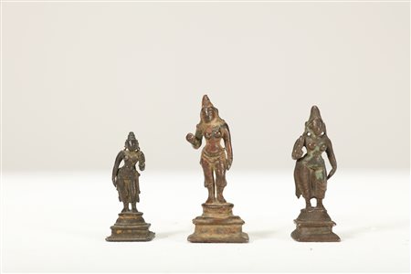 Arte Indiana Tre piccoli bronzi devozionali raffiguranti divinità femminili...