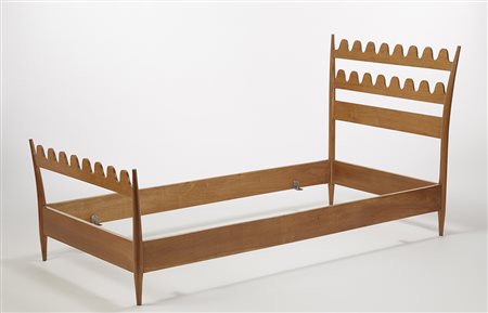 Paolo Buffa (Milano 1903 - 1970) Letto in legno massello di rovere con...