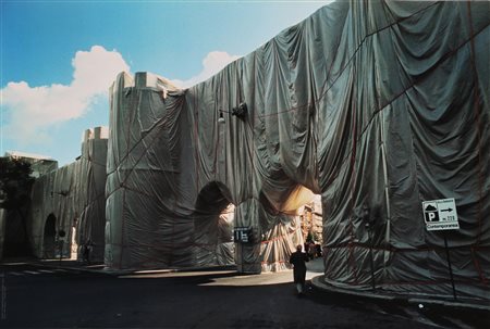 CHRISTO (n. 1935) The Wall - wrapped Roman Wall, Rome. 1974. Offset. Cm 95,00...