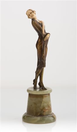 STATUA CRISOELEFANTINA, INIZI 1900 Statuina di giovane donna in marmo, bronzo...