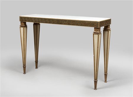 CONSOLE IN LEGNO LACCATO con profili in bronzo e motivi decorativi a greche....