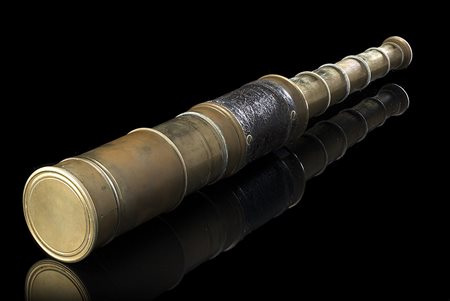 Cannocchiale telescopico in ottone con presa in pelle. Sec. XIX...