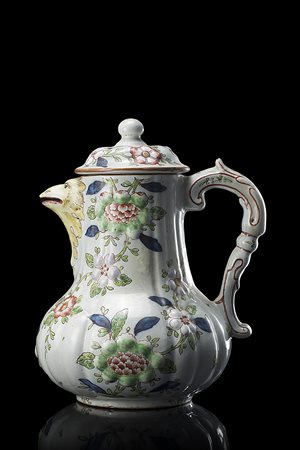 Caffettiera in maiolica decorata ëalla rosa caninaí a barbottina. Beccuccio...