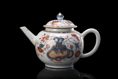 Piccola teiera globulare con coperchio Imari China, sec. XVIII A small...