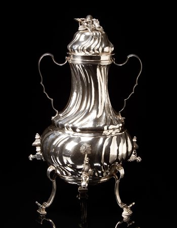 Samovar tripode in argento con corpo a balaustro gradinato e modanato con...