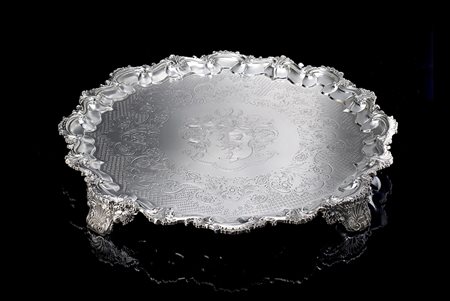 Grande salver in argento di forma circolare con fondo centrato da arme della...