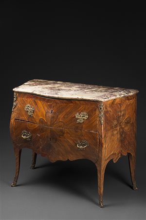 Commode lastronata e filettata in bois de rose e bois de violette ; fronte...