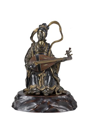 Figura femminile con strumento musicale in bronzo con base in legno Giappone,...