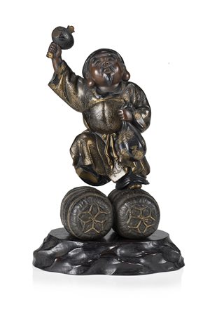 Figura in bronzo con sacco e botte di sake con base in legno Giappone,...