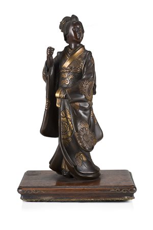 Geisha in bronzo con base in legno (mancanze) Giappone, periodo Meiji...