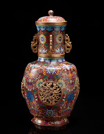 Vaso in cloisonnè reticolato con coperchio, il collo con anse a forma di...