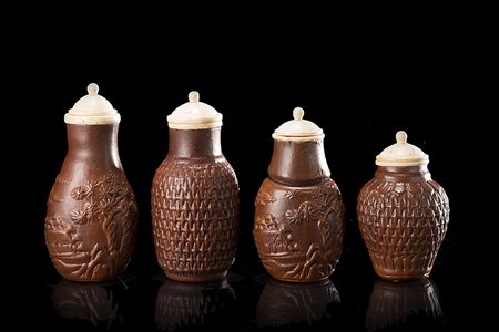 Quattro snuff bottles con coperchi in avorio decorate con scene di paesaggio...