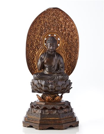 Buddha in legno laccato seduto su trono con corona e a base a doppio loto...