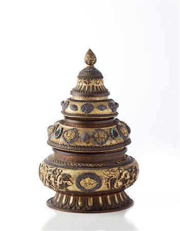 Contenitore in metallo dorato a forma di stupa con decorazioni in pietre dure...