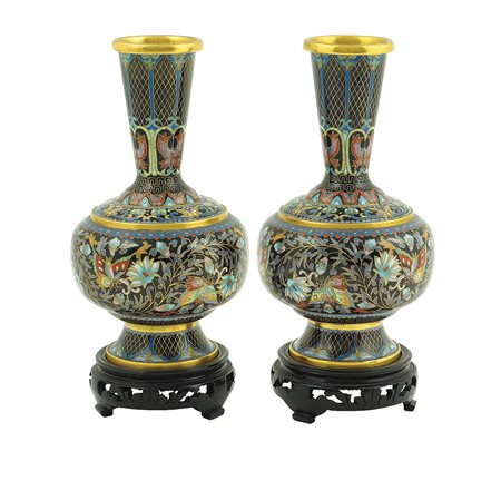 Coppia di vasi in smalto cloisonnè manifattura orientale, XX Sec. h. 24,5 cm....