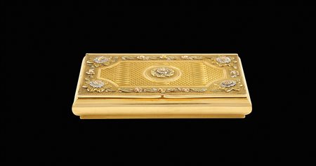 Tabacchiera in oro bicolore Francia, Parigi 1838 - 1846 1,8x7,9x5,1 cm. forma...