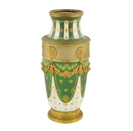 Vaso in porcellana Sevres Francia, XIX-XX Sec. h. 47 cm. dipinto nella...