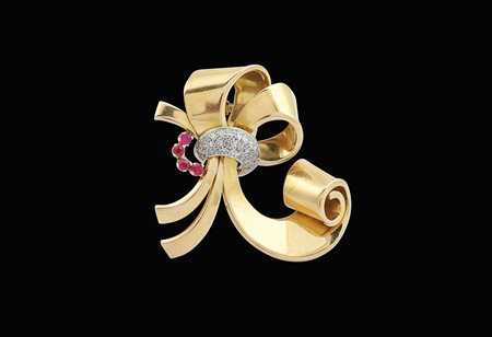 Spilla nastro in oro rosa e bianco 18kt anni 40 peso 13,2 gr. centrata da...