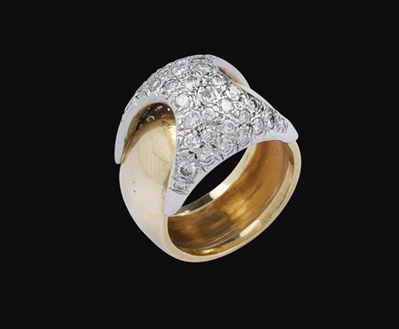 Anello in oro giallo e bianco 18kt con diamanti anni 40/50 peso 12,3 gr....