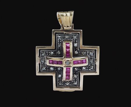 Pendente croce in oro rosa e argento peso 11,8 cm. con rubini taglio carre...