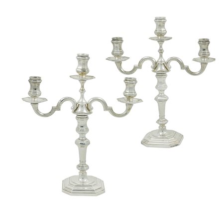 Coppia di candelabri in argento a tre fiamme Italia, XX Sec. h. 34,5 cm....