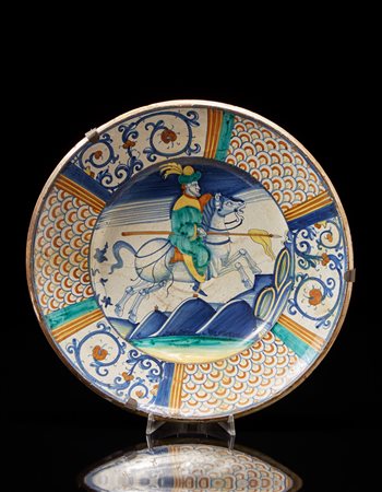 Grande piatto da parata in maiolica policroma con larga tesa ed ampio...