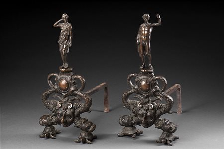 Arte del sec. XVII. Coppia di alari in bronzo decorato a delfini poggianti su...