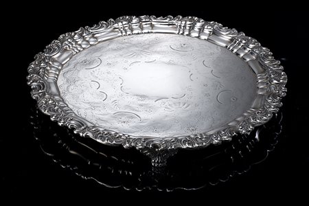 Grande salver in metallo argentato con fondo cesellato a fiori e volute,...