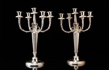 Coppia di candelabri in argento a cinque fiamme con bracci decorati a motivi...