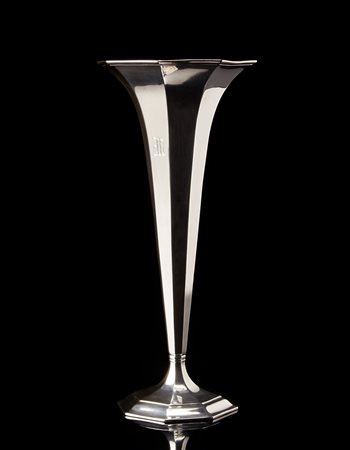 Vaso in argento liscio a sezione ottagonale di forma svasata. Tiffany & Co....